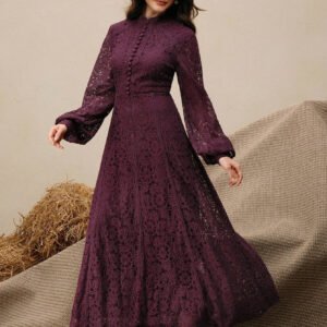 فستان طويل الأكمام من الدانتيل باللون البرغندي